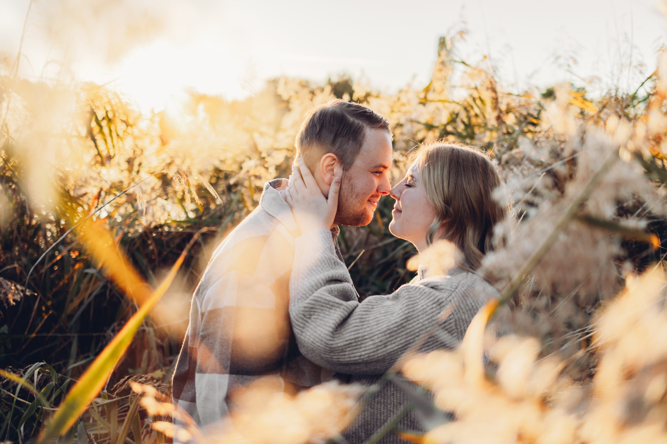 Paarshooting in Hannover, Paarshooting in Hildesheim, Fotoshooting zum Jahrestag Hannover, Romantisches Geschenk Fotoshooting Hildesheim, Natürliche Paarfotos Hannover